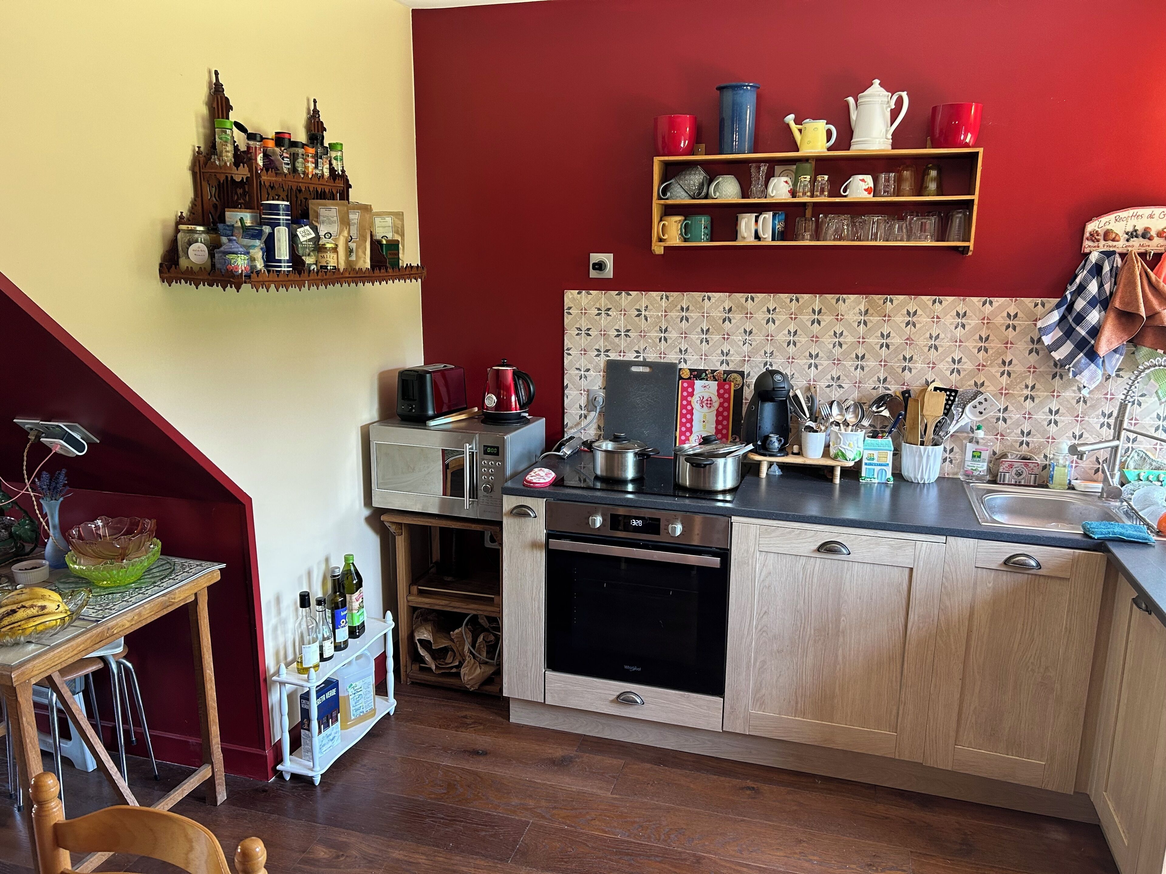Kaffe- och tebryggare, kylskåp, mikrovågsugn och ugn