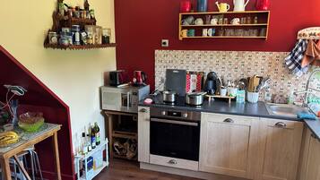 Kaffe- och tebryggare, kylskåp, mikrovågsugn och ugn