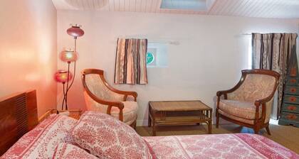 Guesthouse “Chambres et gîtes La Biargerie” with pool, garden, animals & shared Wi-Fi