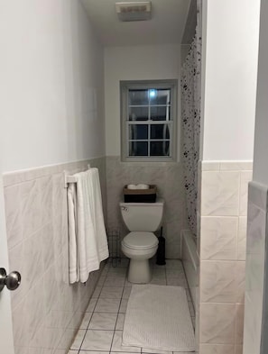 Bathroom - Marvelous 2-bedroom apartment with 2 bathrooms in vibrant Newark (Newark)