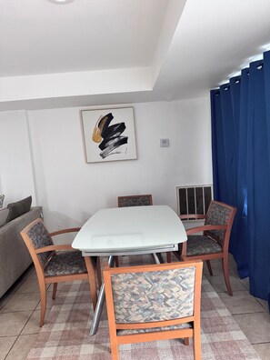 Dining - Marvelous 2-bedroom apartment with 2 bathrooms in vibrant Newark (Newark)
