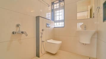 Habitación doble clásica | Baño | Regadera, toallas, jabón