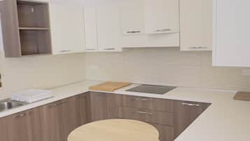 Een koelkast, een oven, een kookplaat, een vaatwasser