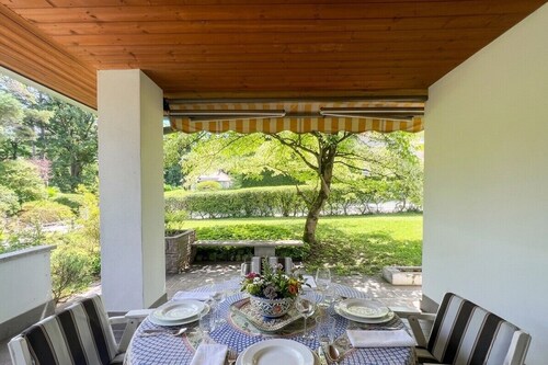 Villa with a garden, 15 minutes from Como; exclusive residence with a pool and tennis court