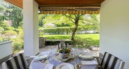 Villa with a garden, 15 minutes from Como; exclusive residence with a pool and tennis court