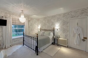 8 bedrooms, iron/ironing board, free WiFi, bed sheets