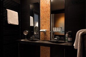 Habitación doble junior, patio, vista a la alberca | Baño | Pantuflas, jabón, shampoo, papel de baño 