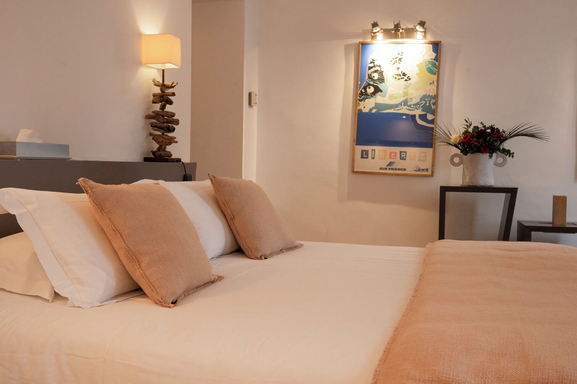 Habitación Deluxe doble, vistas al jardín | Caja fuerte, sistema de insonorización, tabla de planchar con plancha