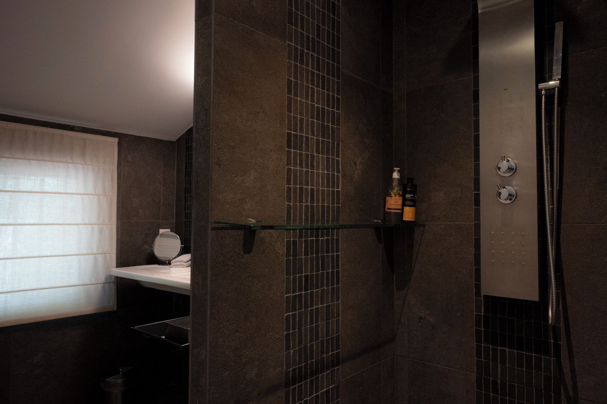 Comfort Double Room, Garden View | Bathroom | Slippers, soap, shampoo, toilet paper