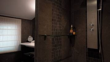 Comfort Double Room, Garden View | Bathroom | Slippers, soap, shampoo, toilet paper