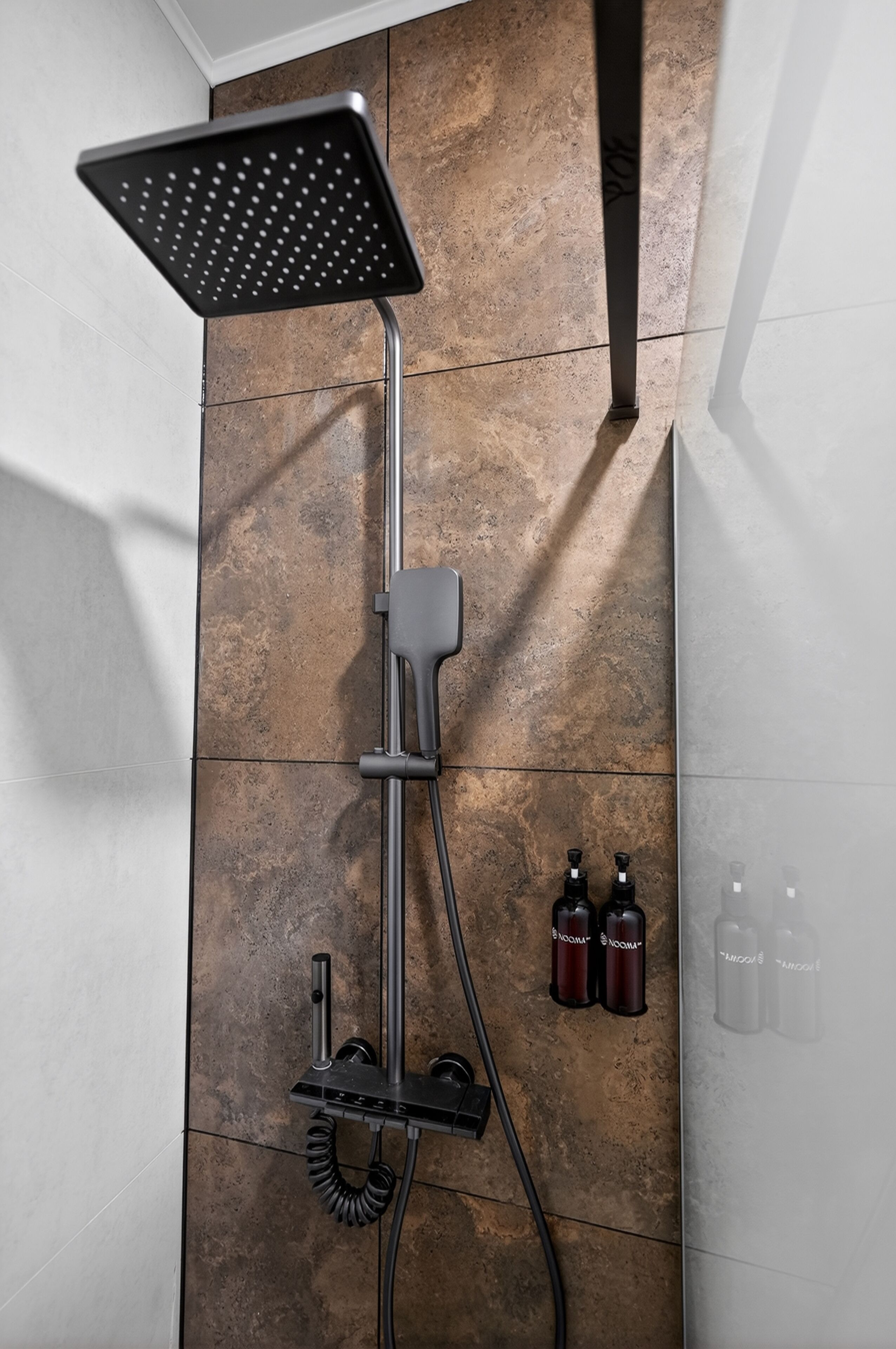 Chambre Double Deluxe | Salle de bain | Douche, sèche-cheveux, serviettes fournies, savon