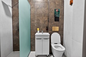 Suíte superluxo | Banheiro | Chuveiro, secador de cabelo, toalhas de banho, sabonete