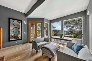 Smart-TV, Kamin, DVD-Player, Bücher