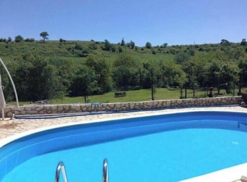 Bee Valley Guesthouse with private pool and garden