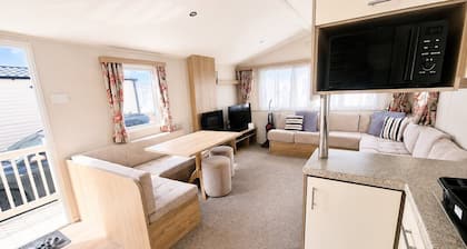 3 Bed Caravan - Sleeps 8 - Free Parking
