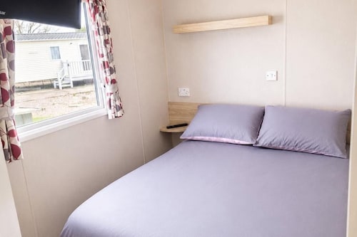 3 Bed Caravan - Sleeps 8 - Free Parking