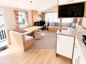 Living area - 3 Bed Caravan - Sleeps 8 - Free Parking (Skegness)