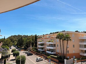 A multi-story residential building with balconies, a parking area, and a clear sky. - Bright apartment on 3ᵉ floor - 2 bedrooms and 2 bathrooms (Cavalaire-sur-Mer)