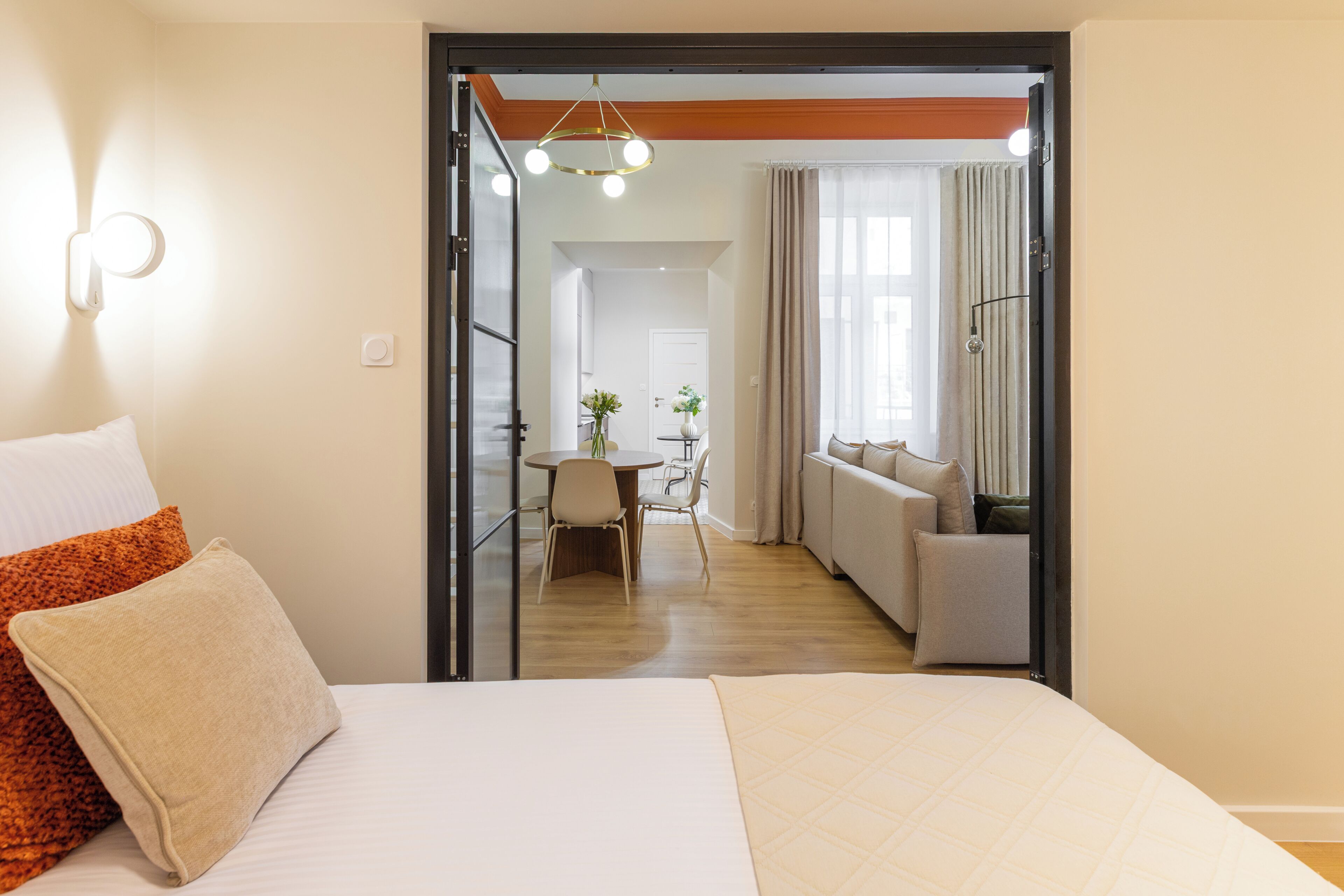 Hotellihuone, jossa on sänky, työpöytä ja sohva.