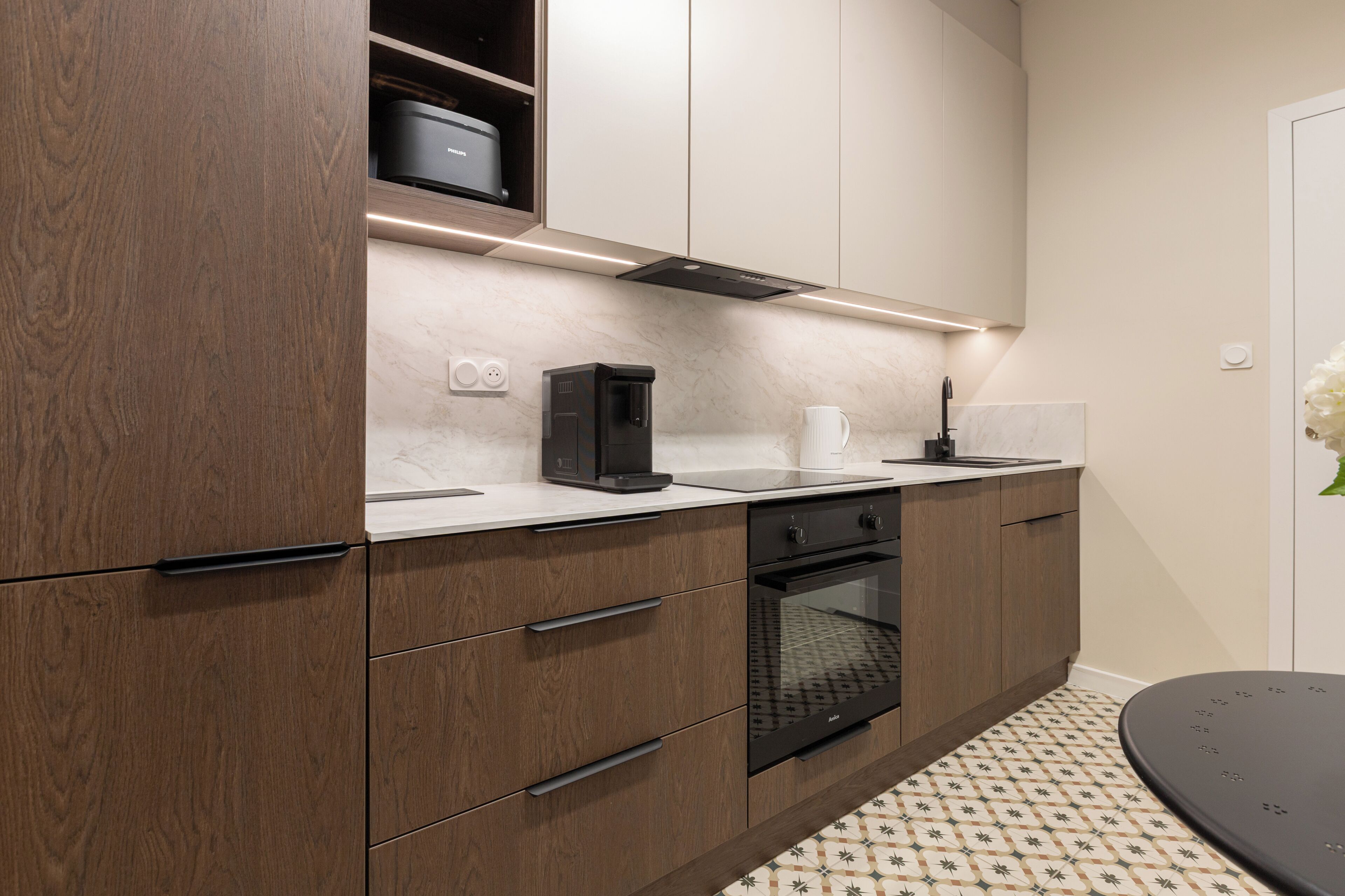 Apartemen, balkon | Dapur kecil pribadi | Mesin pembuat kopi/teh, ketel listrik, dan peralatan masak/sendok-piring