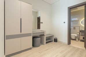 Uma casa de banho moderna com sanita, lavatório e espelho.