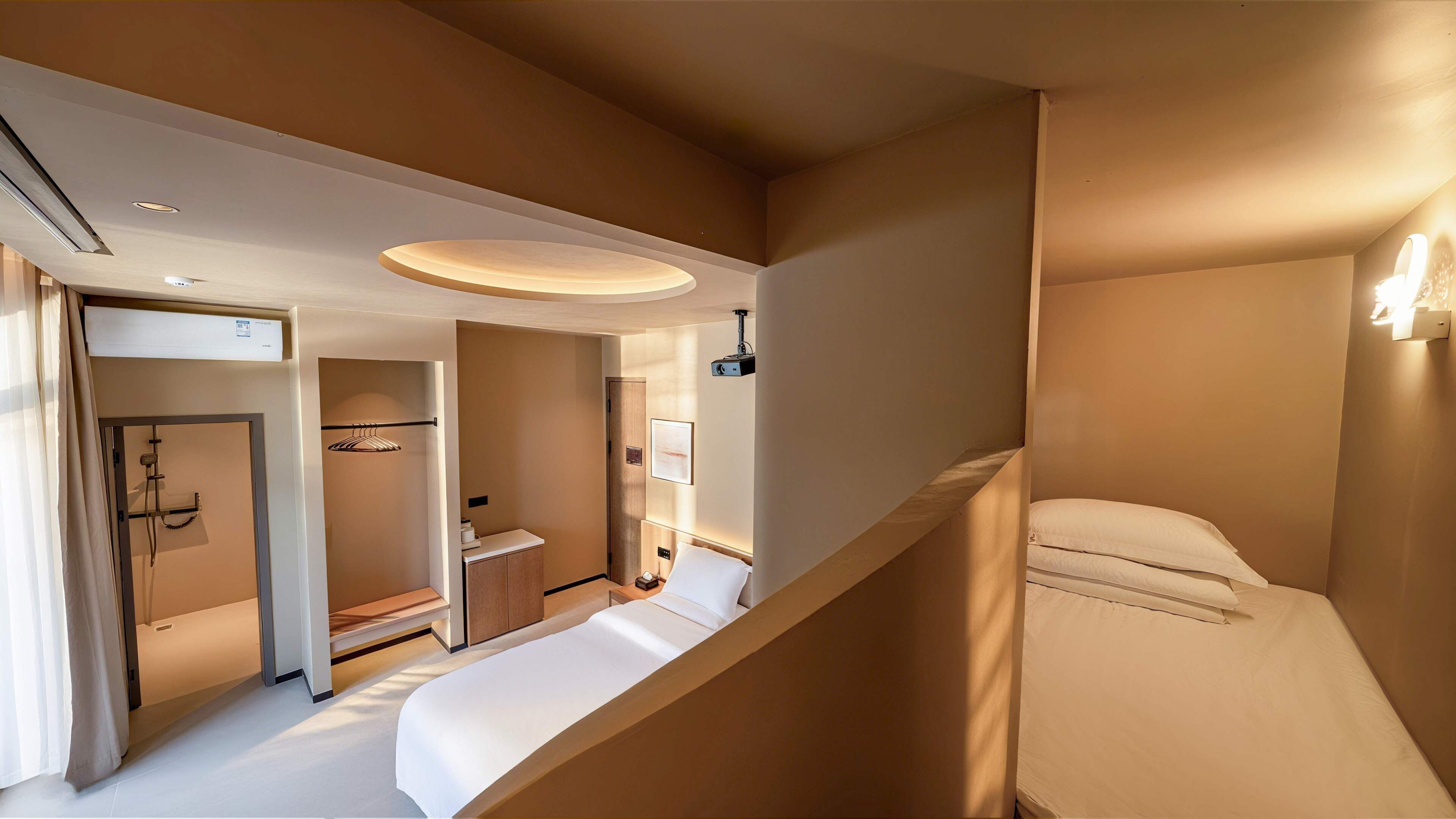 Una habitación de hotel moderna con cama, baño con ducha y un pequeño escritorio.