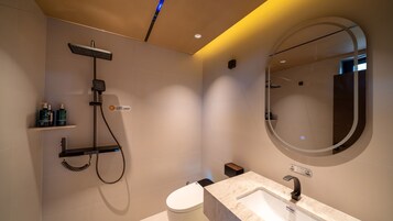Classic Twin Room | Bathroom | Shower, hair dryer, slippers, towels