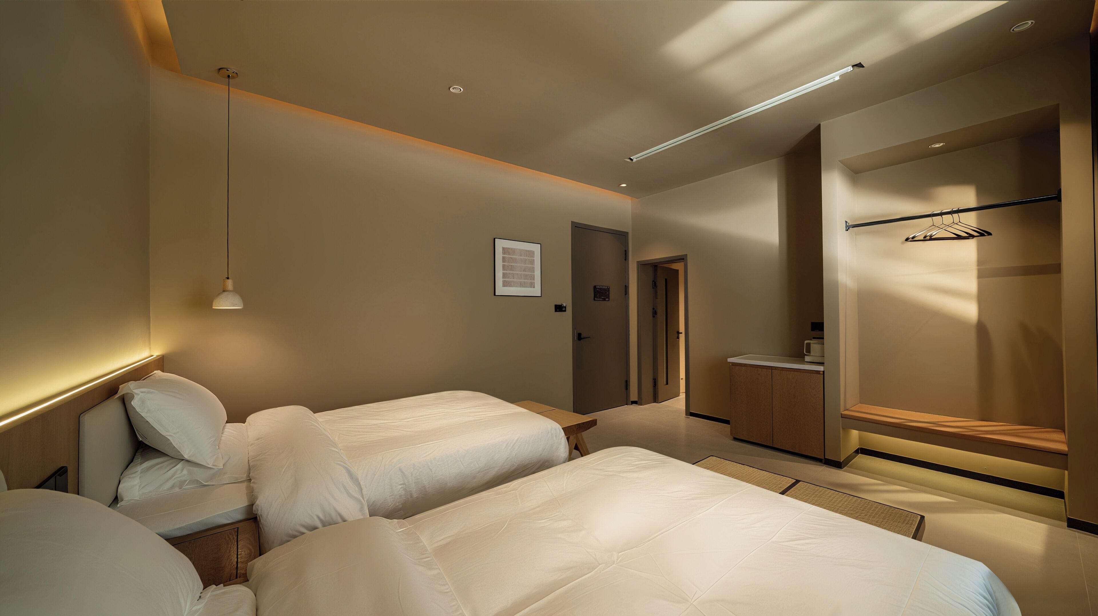 Habitación clásica con 2 camas individuales | Edredón, minibar, escritorio y espacio para trabajar con laptop 