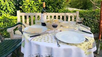 House, 3 Bedrooms, Terrace, Garden View | Outdoor dining