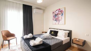 In-room safe, soundproofing, iron/ironing board, free WiFi