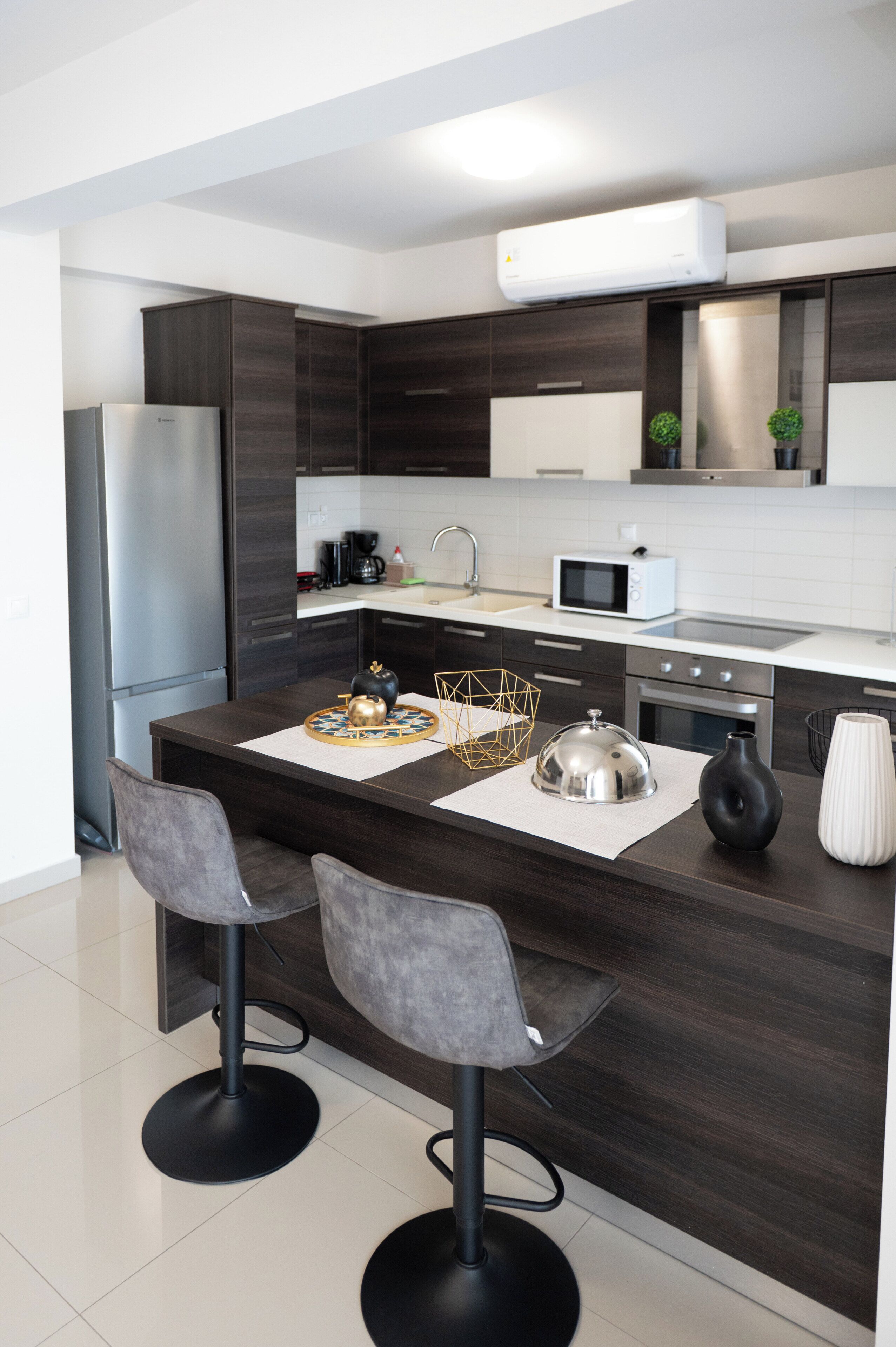 Full-sized fridge, oven, stovetop, cookware/dishes/utensils