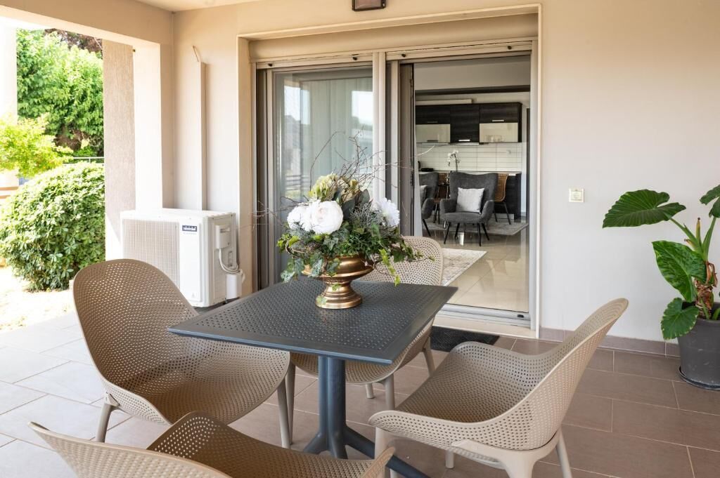 Apartamento luxo, vista para o jardim | Opções para refeição ao ar livre