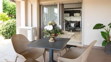 Deluxe Apartment, Garden View | Outdoor dining