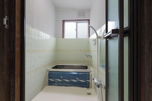 A bathroom with a bathtub, a shower, and a window. - RYO  (Sajima, Yokosuka)
