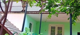 Тихий сельский Дом с верандой с видом на горы