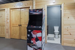 Una lavandería con paredes de madera, un letrero que dice 'American Beauties' y un inodoro a la vista al fondo.