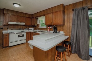 Wasserkocher mit Kaffee-/Teezubehör, Kühlschrank, Mikrowelle, Ofen