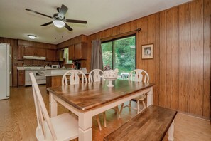 Dining - 70AcreMFarmst: Secluded, 70 Acres, Wifi, Games, Pond (Sevierville)