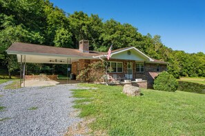 Exterior - 70AcreMFarmst: Secluded, 70 Acres, Wifi, Games, Pond (Sevierville)
