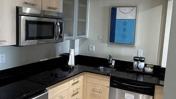 Classic Condo, Balcony, Ocean View | Private kitchen
