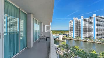 Classic Condo, Balcony, Ocean View | Property grounds