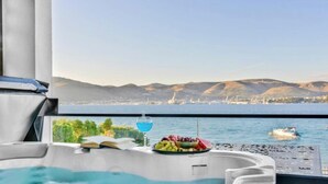 A hot tub with a view of a beach and mountains. - Villa Magic Sea (Okrug Gornji)