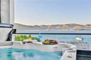 Ein Whirlpool mit Blick auf Strand und Berge.