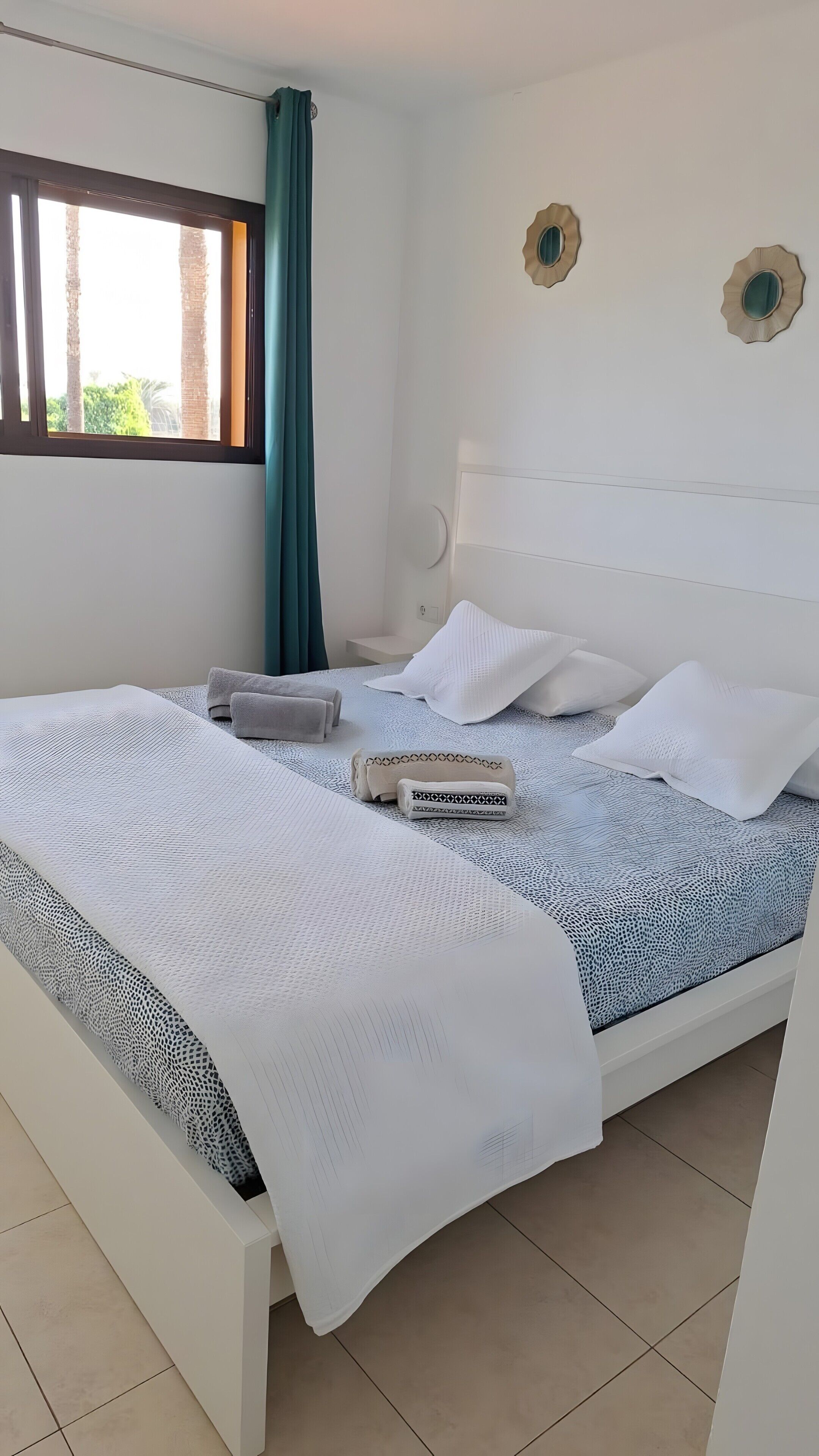 Tabla de planchar con plancha, wifi y ropa de cama 