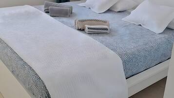 Tabla de planchar con plancha, wifi y ropa de cama