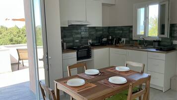 Fridge, oven, stovetop, coffee/tea maker