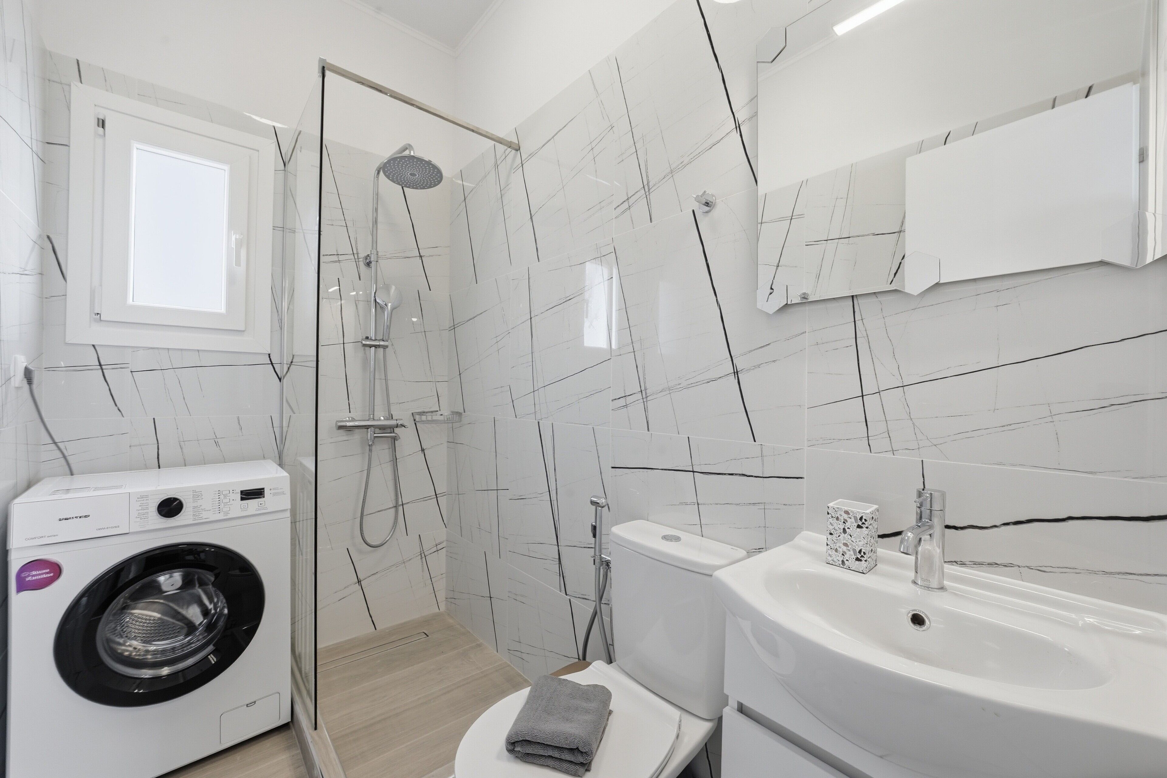 Shower, hair dryer, towels