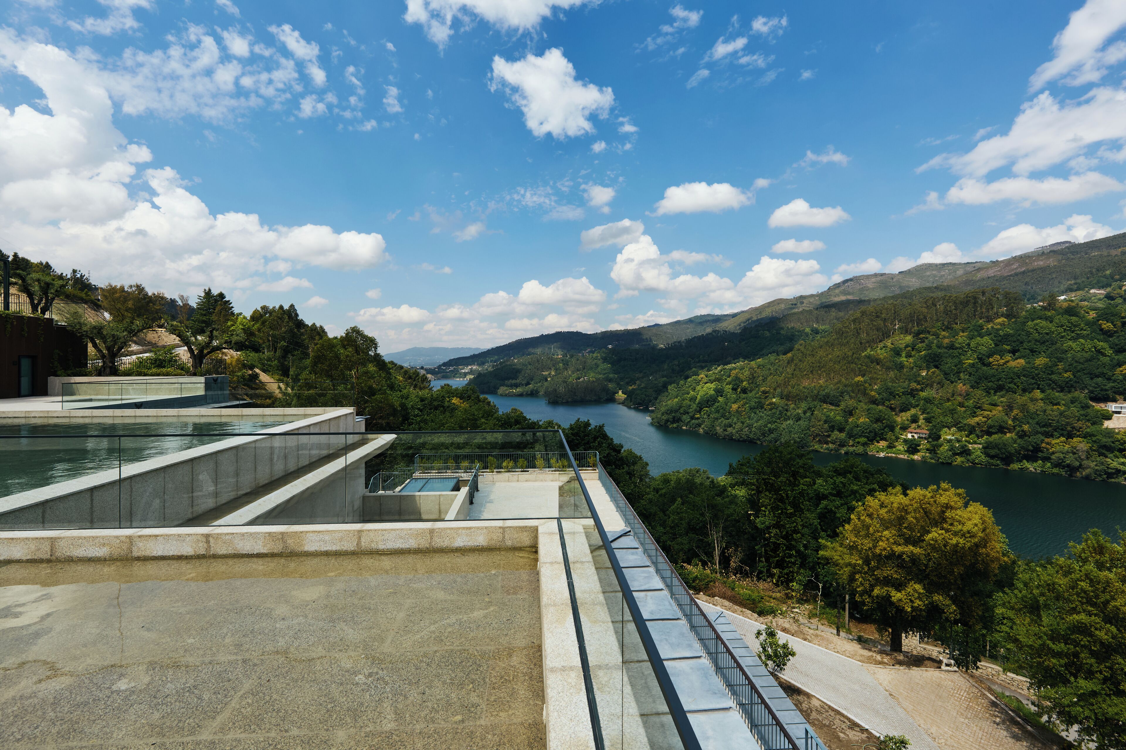 Una piscina techada, una piscina al aire libre de temporada