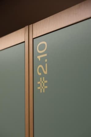 Huoneen numerokyltti, jossa on ruutukuviota ja numero 2.10.