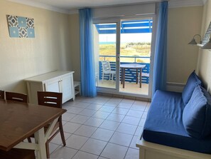 Living area - Vrbo Property (Lacanau)
